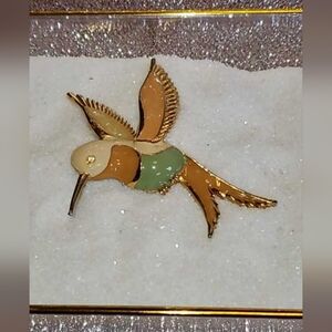 🗝 Vtg Elegant Gold and Green Enamel Hummingbird Brooch With Rhinestone Eye